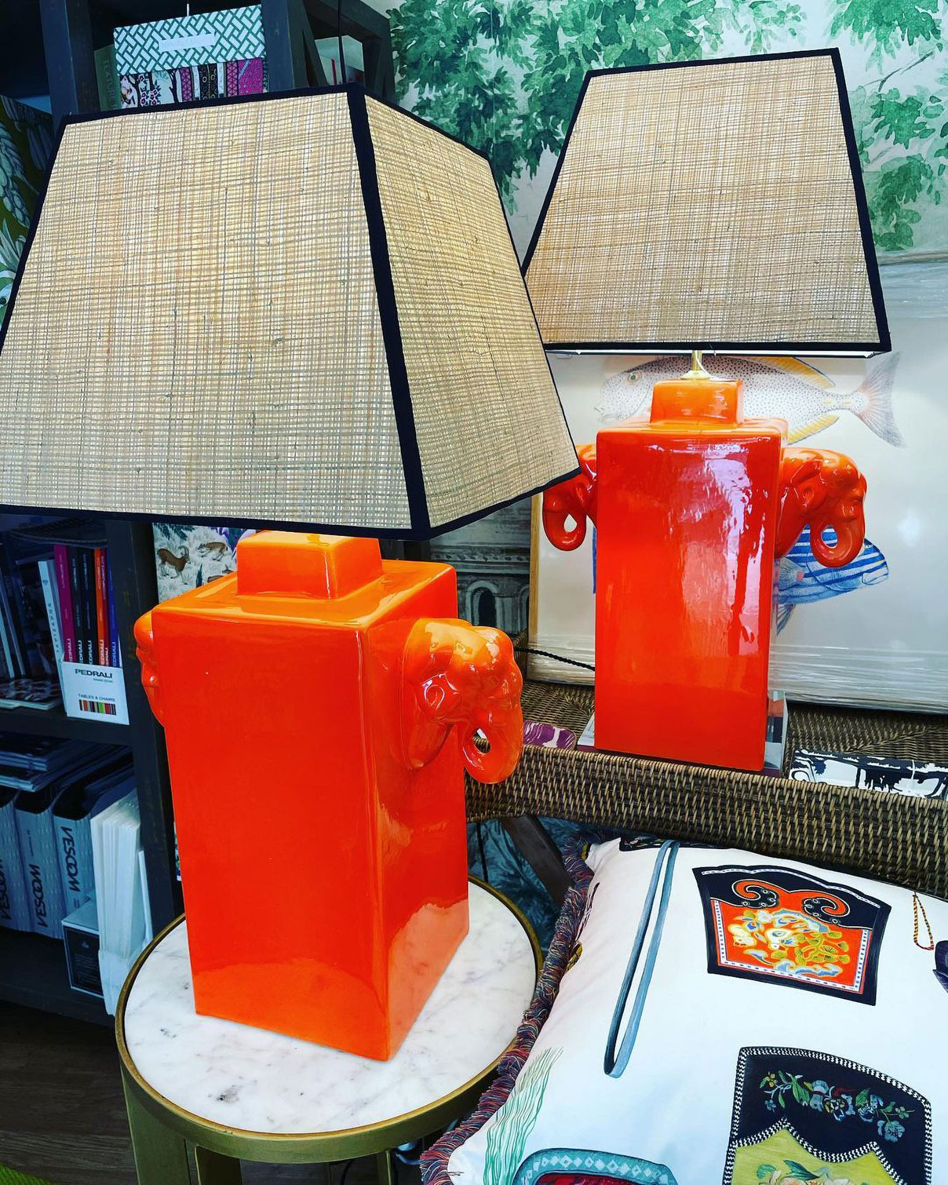 Nuevas lámparas con caras de elefante en color mandarina disponibles en nuestra tienda de Marbella