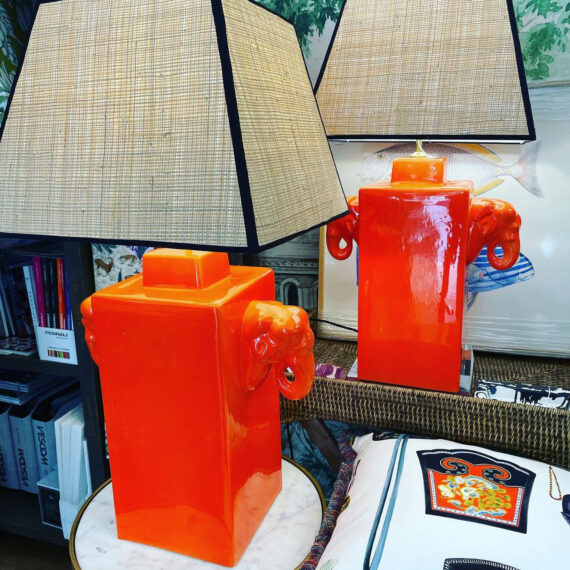 Nuevas lámparas con caras de elefante en color mandarina disponibles en nuestra tienda de Marbella