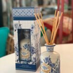 Ambientador Mikado porcelana blanca y azul con varitas fibra